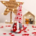 Gnomo di San Valentino con cappello a cuori che tiene una busta rossa decorativa - W-qt07 Statuetta Da Guardaboschi Donna