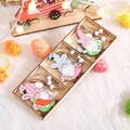 Set di 3 gnomi pasquali in legno con cappelli a scacchi su sfondo di pelliccia bianca - Set Tipo B Ornamenti Gnomo della Foresta in Legno