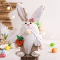 Ostergnom Plüschfigur mit Hasenohren und Karotte auf einem Holzsockel Dekoration - Karotte Haltender Stil