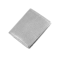 Detailaufnahme der silbernen Mini-Geldbörse aus genarbtem Leder mit hochwertigen Nähten - Silber