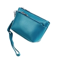 Détail du portefeuille en cuir bleu avec double fermeture éclair et dragonne amovible - Bleu lac