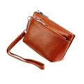 Gros plan du porte-monnaie en cuir marron grainé avec double fermeture et dragonne - Marron