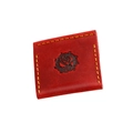Dettaglio custodia gioielli in pelle rossa con logo rosa sbalzato e cuciture gialle - 7060 Rosso