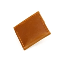 Dettaglio custodia in pelle marrone con cuciture a contrasto arancioni e stile retrò - 7061 Marrone