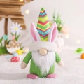 Gnome de Pâques en peluche avec chapeau pointu rayé et oreilles de lapin rose et vert - Style Garçon en Pull Vert (L-FH20)