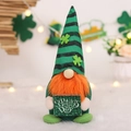 St. Patrick's Day kabouter met groen gestreepte hoed en oranje baard met een feestelijk bord - Mannelijke Pop Ornament (Baardstijl)