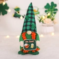 Sint-Patrick's Day kabouter pluche met groene geruite hoed en I'm Irish bordje - Vrouwelijke Pop Ornament (Vlechtenstijl)