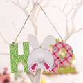 Oster-Türschild HOP aus Holz mit weißem Hasenschwanz und rosa Karomuster-Details - HOP Buchstabe (P-M32)