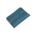 Dettaglio del porta carte in pelle crazy horse blu con cuciture arancioni a contrasto - Blu