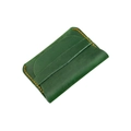 Dettaglio del porta carte in pelle verde scuro con cuciture artigianali gialle a mano - Verde