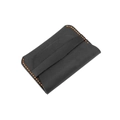 Détail du portefeuille en cuir avec coutures orange contrastées et fente pour cartes - Noir