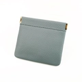Dettaglio portamonete in pelle blu-grigio con trama litchi e chiusura a scatto oro - Celeste