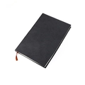 Gros plan du carnet A5 en cuir noir texturé avec un ruban marque-page en soie marron élégant - Noir