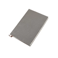 Vue détaillée d'un carnet A5 en cuir gris grainé avec un marque-page en ruban marron - Gris