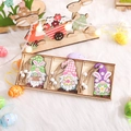 Set di tre gnomi pasquali in legno con motivi a quadri e floreali in scatola - Set Tipo C Ornamenti Gnomi Con Fiori in Legno