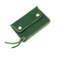 Vue détaillée du porte-cartes en cuir vert foncé avec pressions dorées et coutures jaunes - Vert Foncé (2038)
