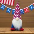 Gnome décoratif du 4 juillet avec étoiles et rayures sur une surface en bois naturel - Style Chapeau Étoile à Rayures Bleues (DL011)