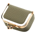 Gros plan sur le porte-monnaie en cuir vert-gris avec fermoir kiss-lock en métal doré - Kaki