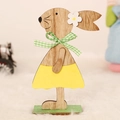 Coniglietto pasquale in legno con vestito giallo, margherita e fiocco a quadretti - Stile Coniglia (P-M61)