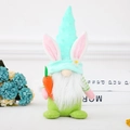 Gnome de Pâques en peluche vert menthe avec oreilles de lapin tenant une carotte orange - Style Lapin Vert