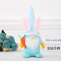 Gnome de Pâques en peluche avec chapeau bleu à pois, oreilles de lapin et carotte - Style Lapin Bleu