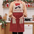 Grembiule natalizio con gambe di Babbo Natale e tasche a quadri rossi e neri in cucina - Babbo Natale a Quadri Rossi e Neri (F-W213)