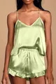 Detail eines hellgrünen Satin-Pyjama-Sets mit V-Ausschnitt Top und Shorts mit Rüschensaum - S / Gelbgrün