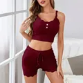 Dettaglio del tessuto a costine rosso vino con pizzo delicato e bottoni bianchi - Rosso Vino (Top E Pantaloncini)
