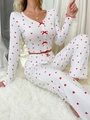 Détails du pyjama à motifs cœurs avec col en V, petits nœuds rouges et bords ondulés - Taille unique / Rouge