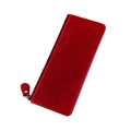 Dettaglio astuccio in pelle rossa con cuciture gialle a contrasto e chiusura a zip - Rosso