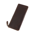 Dettaglio dell'astuccio in pelle crazy horse marrone con cuciture gialle - caffè