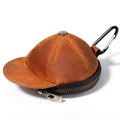 Portamonete in vera pelle marrone a forma di cappellino con cerniera e moschettone - Marrone