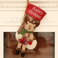 Hängender beige Leinengestrickter Weihnachtsstrumpf mit 3D-Plüsch-Rentier im Karokleid - Rentier Langbein Weihnachtsstrumpf (F-W164)