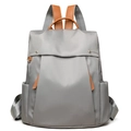 Mochila minimalista de nailon gris para mujer con asas de cuero marrón y detalles dorados - Gris