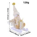 Muñeco de nieve de felpa en trineo blanco, 30 cm de altura, con detalle de bufanda dorada - Muñeco de Nieve