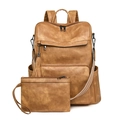 Set zaino in pelle marrone vintage con tracolla intrecciata e pochette coordinata in primo piano - Set Zaino E Astuccio / Albicocca