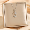 Élégant collier tulipe en argent avec bouton d'opale et zircons sur une boîte cadeau de luxe - Tulipe Argentée (8382)