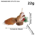Figurina di scoiattolo in schiuma con pigna e bacche per decorazioni natalizie - Scoiattolo con Base in Legno e Fiore di Pino Appeso (P2-45)