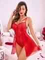Dettaglio body in pizzo rosso con tessuto a rete e spalline incrociate sul petto - S / Rosso