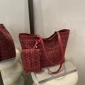 Elegante bolso tote de tweed rojo con herrajes dorados en un pedestal blanco con espejo - Rojo