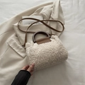Modische beige Teddy Plüsch Handtasche mit runden Holzgriffen und braunem Gurt - Weiß