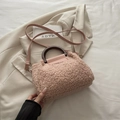 Schicke rosa Teddy-Fell Umhängetasche mit Vintage-Holzgriffen und weichem Plüsch - Rosa