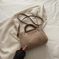 Braune Teddy-Fleece-Handtasche mit Holzgriffen und Lederriemen im minimalistischen Stil - Khaki