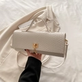 Cremefarbene Handtasche mit Webstruktur, goldenem Schloss und eleganter Krokodilprägung - Weiß