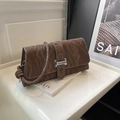 Sac bandoulière en cuir plissé marron avec boucle argentée et bandoulière nouée - Marron