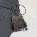 Grijze suède crossbody emmer tas met bohemien lange franjes en slanke riem - Grijs