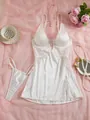 Ensemble lingerie en dentelle et satin blanc avec nuisette fendue et string sur fond résille rose - S / Blanc