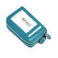 Porte-cartes RFID en cuir sarcelle avec texture grainée et double zip en vue 45 degrés - Bleu lac