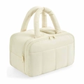 Dettaglio pochette trucco trapuntata beige con tessuto morbido e doppia cerniera - 29.97 x 18.54 x 21.08 cm / Bianco avorio