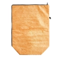 Wasserdichte BBQ-Isoliertasche aus Tyvek mit schwarzem L-Reißverschluss im Flat Lay - Hellbraun (APJ563)